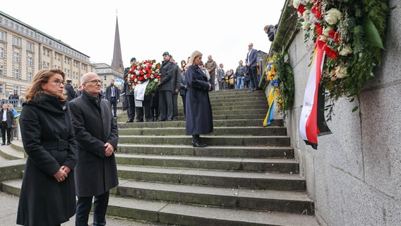 Bürgerschaftspräsidentin Carola Veit, Bürgermeister Peter Tschentscher (beide SPD) und Iryna Tybinka, Generalkonsulin der Ukraine in Hamburg, bei einer Kranzniederlegung an der Ernst-Barlach-Stele vor dem Rathaus. © picture alliance/dpa Foto: Christian Charisius