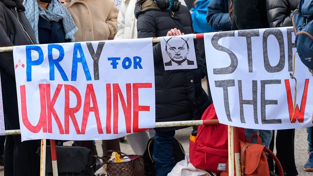 Bei einer Demonstration in Hamburg werden Transparente gegen den russischen Angriff auf die Ukraine gezeigt. 