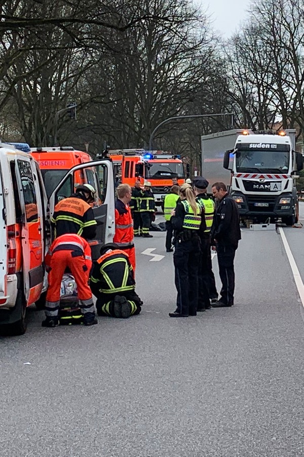 Radfahrerin Stirbt Bei Abbiege-Unfall Mit Lkw | NDR.de - Nachrichten ...