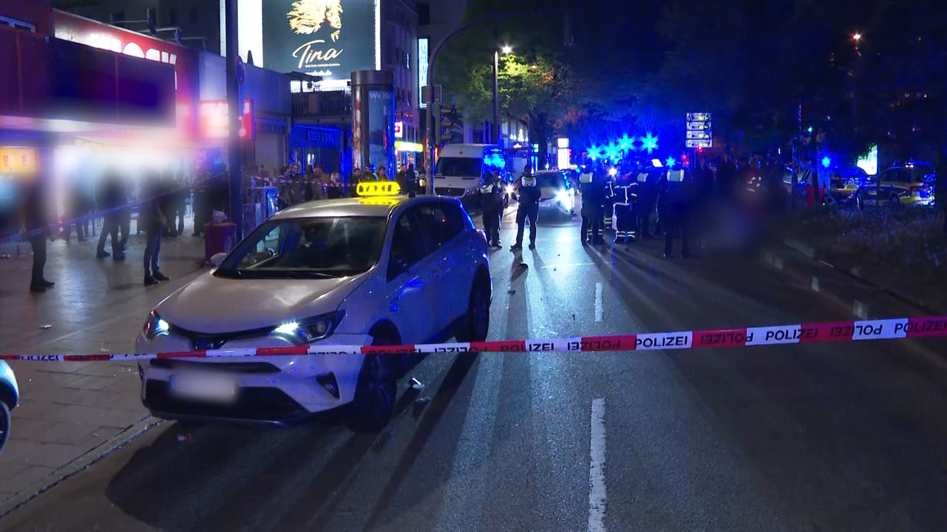 Taxi erfasst zwei Frauen auf der Reeperbahn in Hamburg