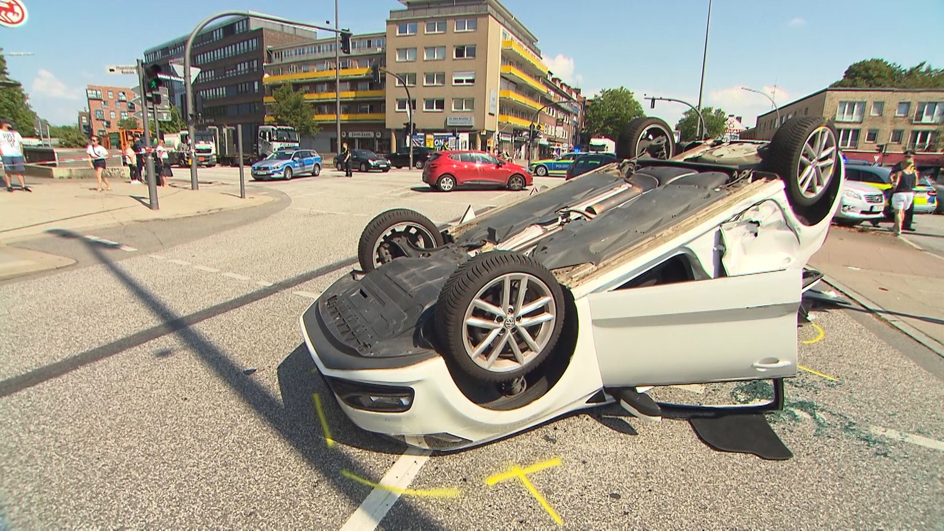 Auto überschlägt sich bei Unfall in Hamburg-Wandsbek