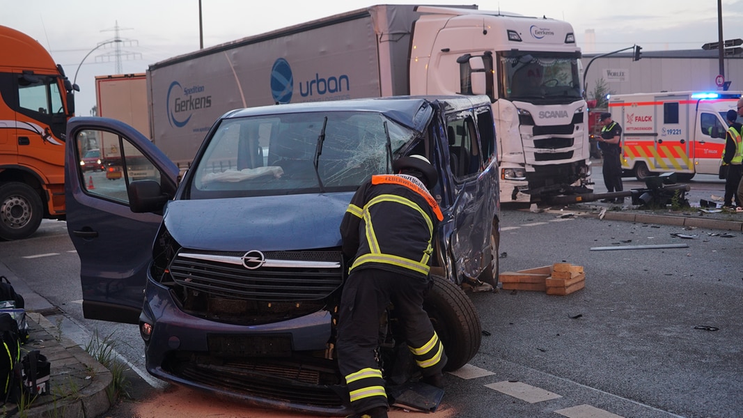 Sechs Menschen Bei Schwerem Unfall In Billbrook Verletzt Ndr De