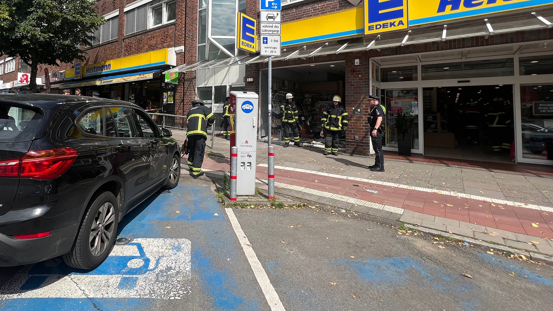 Hamburg: Rentner kracht in das Schaufenster eines Lotto-Ladens