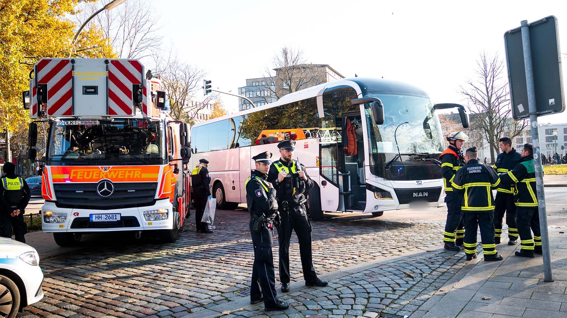 Tödlicher Abbiegeunfall in Hamburg: Reisebus durfte nicht abbiegen