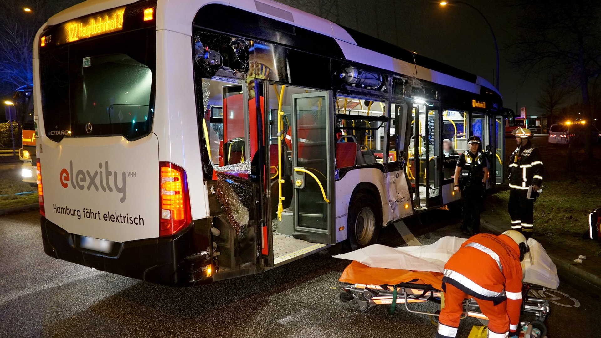 Verletzte bei Unfall mit Linienbus und Lkw in Hamburg