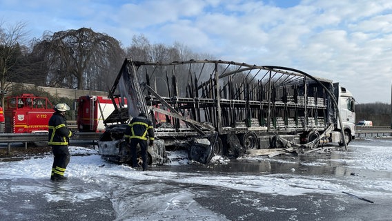 Ein ausgebrannter LKw liegt auf der A7. © picture alliance/dpa/NEWS5 | Foto: Schröder