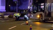 Ein Bus und ein Kleinstwagen nach einer Kollision. Die Polizei macht Fotos von der Unfallstelle. © NonstopNews 