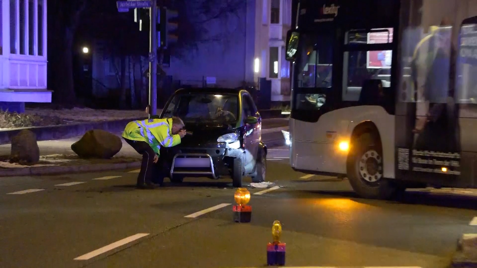 Linienbus und Kleinwagen stoßen in Hamburg zusammen