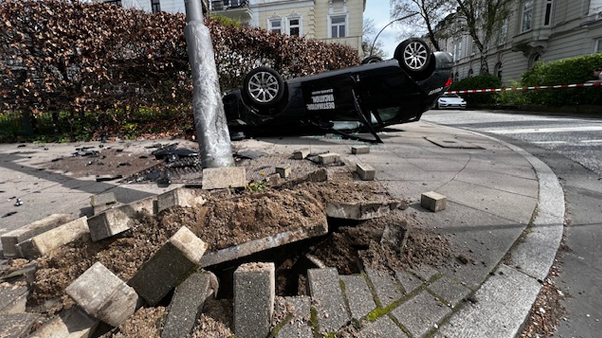 Autodiebe bauen Unfall und landen auf dem Dach