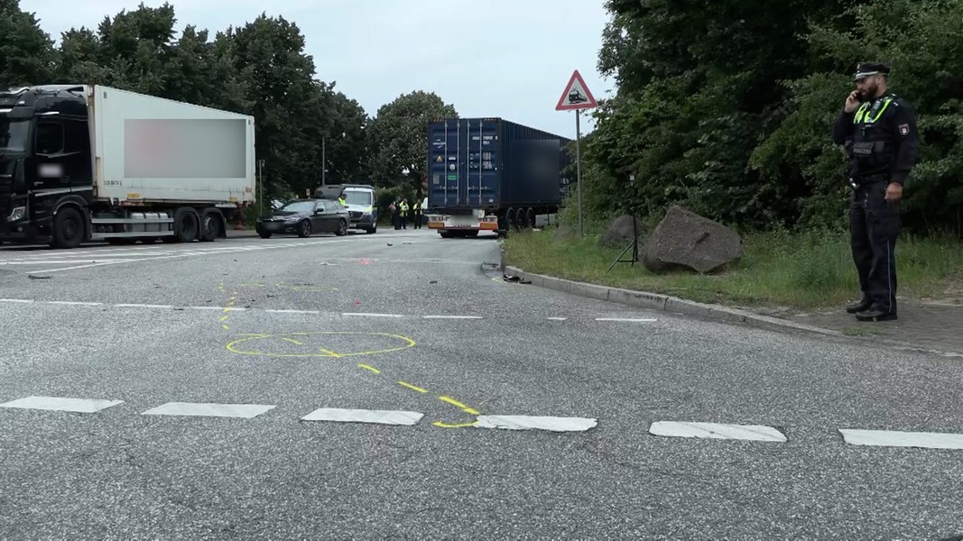Polizei untersucht Unfallstelle nach tödlichem Unfall zwischen Lkw und Radfahrerin in Hamburg.