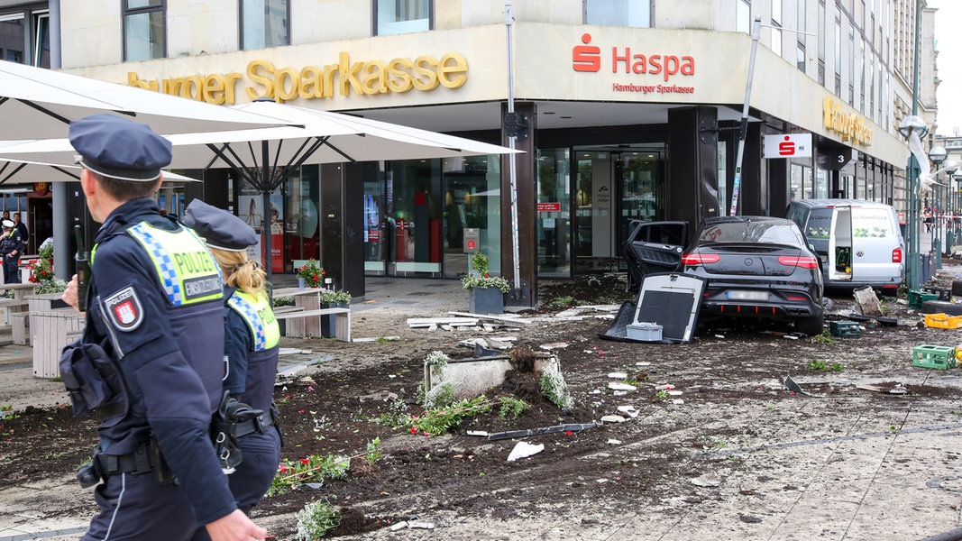 Ein Unfallwagen steht vor einer Sparkasse in der Hamburger Innenstadt. Bei dem Unglück wurde ein 39-jähriger Passant tödlich verletzt.