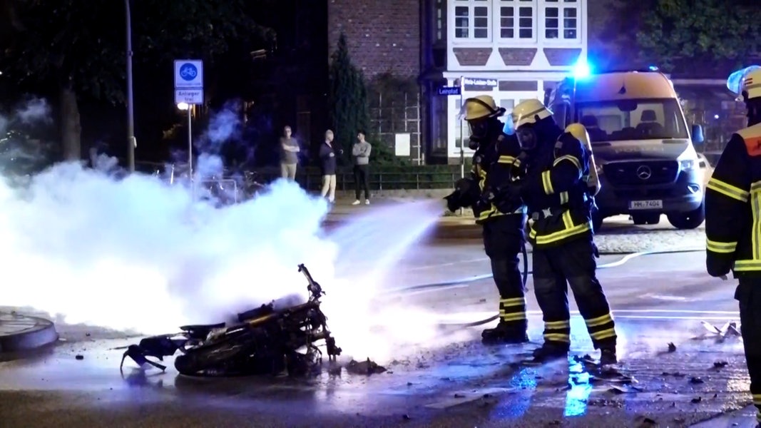 Motorrad geht nach Unfall in Hamburg in Flammen auf