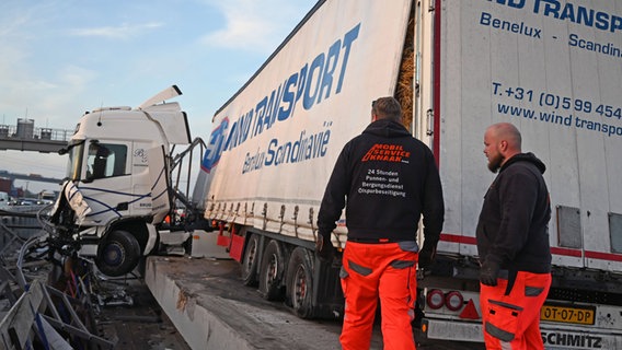 Ein Lkw steckt in der Leitplanke der Autobahn fest. © Imago Images Foto: Andre Lenthe