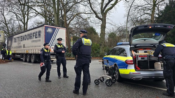 Mehrere Einsatzkräfte der Polizei sichern nach einem Unfall in Hamburg-Othmarschen © HamburgNews 