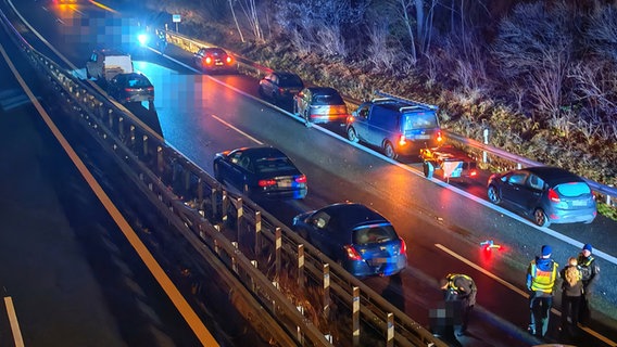 Mehrere Fahrzeuge stehen nach einem Unfall auf der Autobahn 25 in Hamburg. © HamburgNews 