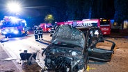 Autowracks stehen im Hamburger Stadtteil Billstedt an einer Unfallstelle. © picture alliance / dpa Foto: Daniel Bockwoldt