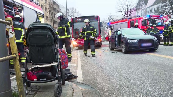 Auf der Reeperbahn stadteinwärts geriet ein PKW aus unbekannter Ursache möglicherweise beim Abbiegen auf die Busspur und es kam zur Kollision. © TV News Kontor Foto: Screenshot