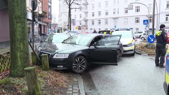 EIn Auto kracht nach einer Verfolgungsjagd mit der Polizei in parkende Autos. © TV News Kontor Foto: Screenshot