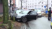 EIn Auto kracht nach einer Verfolgungsjagd mit der Polizei in parkende Autos. © TV News Kontor Foto: Screenshot