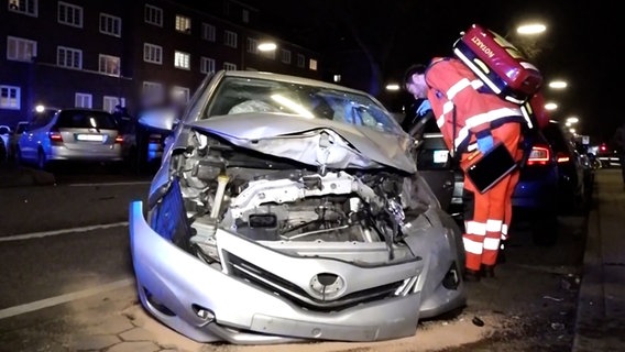 Ein verunfallter PKW steht am Straßenrand. © Nonstop News Foto: Screenshot