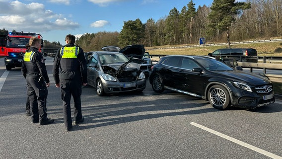 Mehrere Autos sind auf der A7 bei Hamburg-Marmstorf ineinander gefahren. © NEWS5 