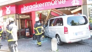 Ein Kleintransporter fährt in ein Schaufenster. © TV Newskontor 