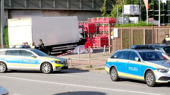 Polizei und Rettungskräfte am Unfallort an der Bramfelder Straße in Hamburg. Dort wurde eine Person von einem Lkw überfahren. © TVNewsKontor 