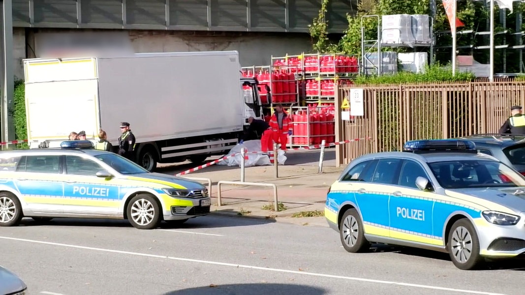 Tödlicher Unfall: Lkw-Fahrer überfährt Mann in Barmbek