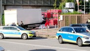 Polizei und Rettungskräfte am Unfallort an der Bramfelder Straße in Hamburg. Dort wurde eine Person von einem Lkw überfahren. © TVNewsKontor 