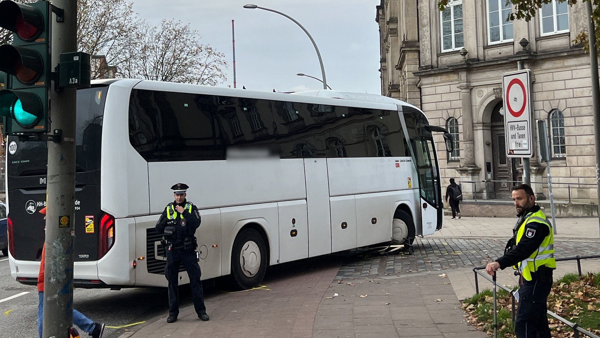 Hamburg: Reisebus erfasst Radfahrer – Mann kommt ums Leben