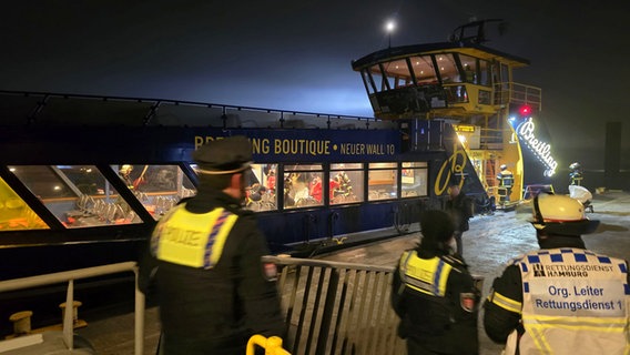 Eine Hafen Fähre nach einer Kollision mit einem Tankschiff. © Hamburg News Foto: Christoph Seemann