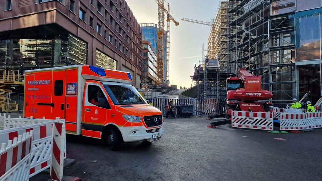 Ein Rettungswagen an einer Kreuzung in der Hafencity.