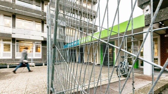 Ein Bauzaun steht vor dem Hauptgebäude des Fachbereichs Zoologie der Universität Hamburg. © picture alliance / dpa | Markus Scholz Foto: Markus Scholz