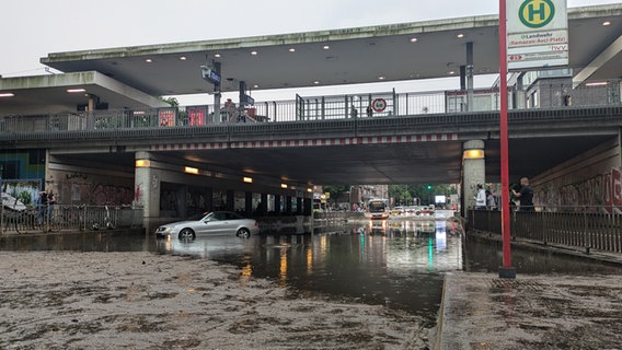 Bei einem Unwetter in Hamburg ist die Straße unter der S-Bahnstation Landwehr überflutet. © NDR Foto: Frauke Reinig