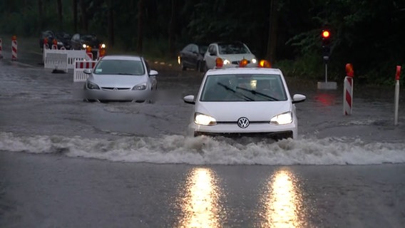 Die Möllner Landstraße wurde von Wassermassen überflutet. © TNN 