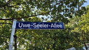 Auf einem Straßenschild steht der Schriftzug "Uwe-Seeler-Allee". © NDR 