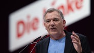 Jan van Aken hält beim Bundesparteitag der Partei Die Linke in Halle/Saale eine Rede. © picture alliance/dpa | Hendrik Schmidt 