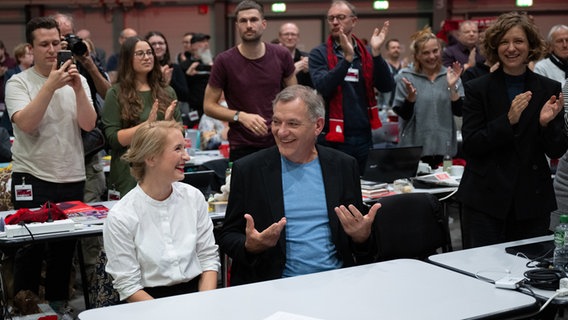 Ines Schwerdtner und Jan van Aken, neue Vorsitzende der Linken, freuen sich nach ihrer Wahl. © Hendrik Schmidt/dpa 