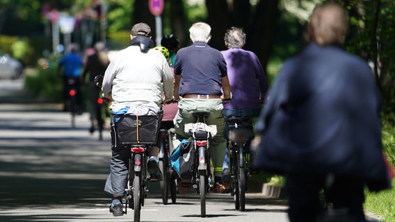 Radfahrer fahren auf der Fahrradstraße an der Außenalster. © picture alliance/dpa Foto: Marcus Brandt