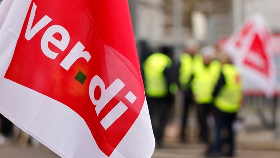 Flagge der Gewerkschaft ver.di am Rande eines Streiks (Archivfoto) © picture alliance / Panama Pictures Foto: Christoph Hardt