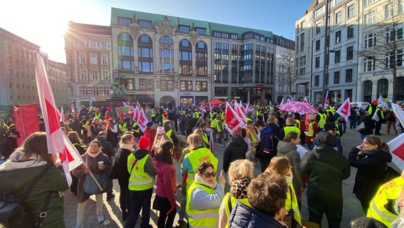 Auf dem Hamburger Gänsemarkt findet eine Protestveranstaltung der ver.di statt. © NDR Foto: Karsten Sekund