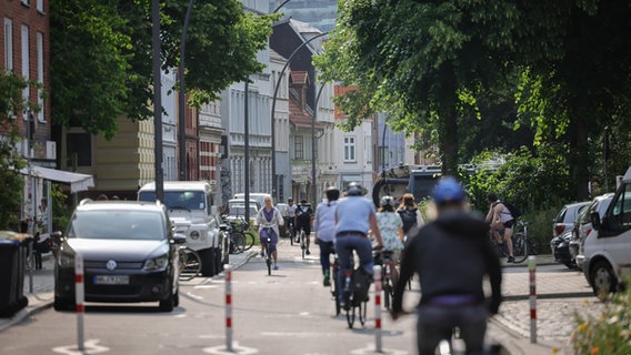 Eine Fahrradstraße führt im Hamburger Bezirk Altona an Wohnhäusern entlang. © dpa Foto: Christian Charisius