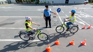 Schülerinnen und Schüler einer vierten Klasse nehmen auf dem Hof der Karl-May-Grundschule in Hohenstein-Ernstthal an einer Verkehrsschulung der Verkehrswacht Sachsen teil. © picture alliance/dpa | Hendrik Schmidt Foto: Hendrik Schmidt