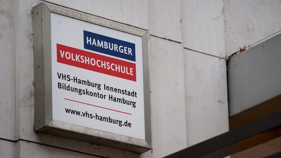 Ein Schild mit der Aufschrift Hamburger Volkshochschule © dpa Foto: Marcus Brandt