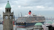 Die "Queen Victoria" fährt in Hamburg nach dem Ausdocken aus der Werft Blohm+Voss am Pegelturm der Landungsbrücken vorbei. © dpa Foto: Angelika Warmuth