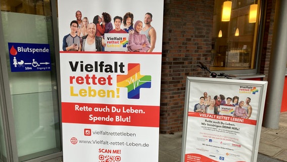 Schild der Aktion "Vielfalt rettet Leben" © NDR 