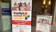 Schild der Aktion "Vielfalt rettet Leben" © NDR 