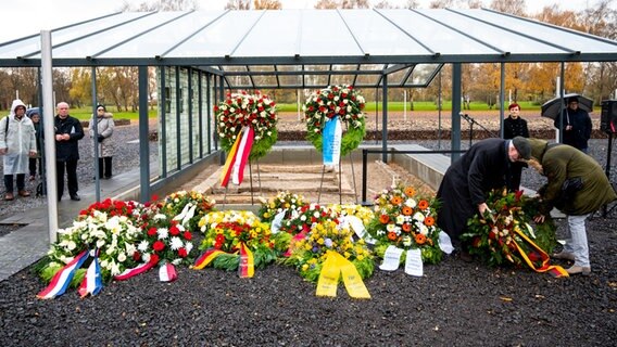 Kränze werden anlässlich des Volkstrauertages auf dem Gelände der KZ-Gedenkstätte Neuengamme niedergelegt. © dpa Foto: Daniel Bockwoldt