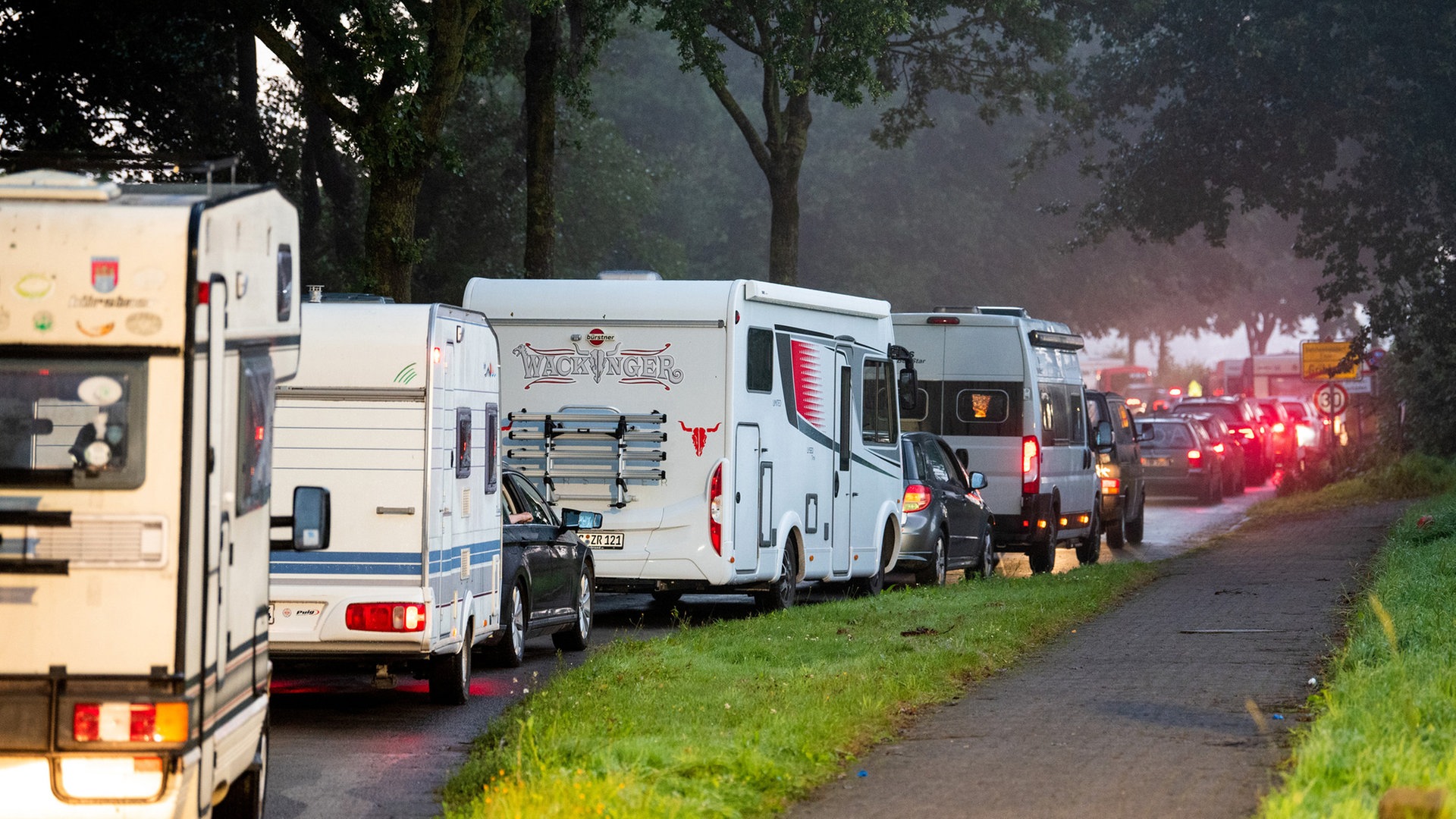 Einlass-Stopp bei Wacken – Noch immer Fans am Volksparkstadion in Hamburg