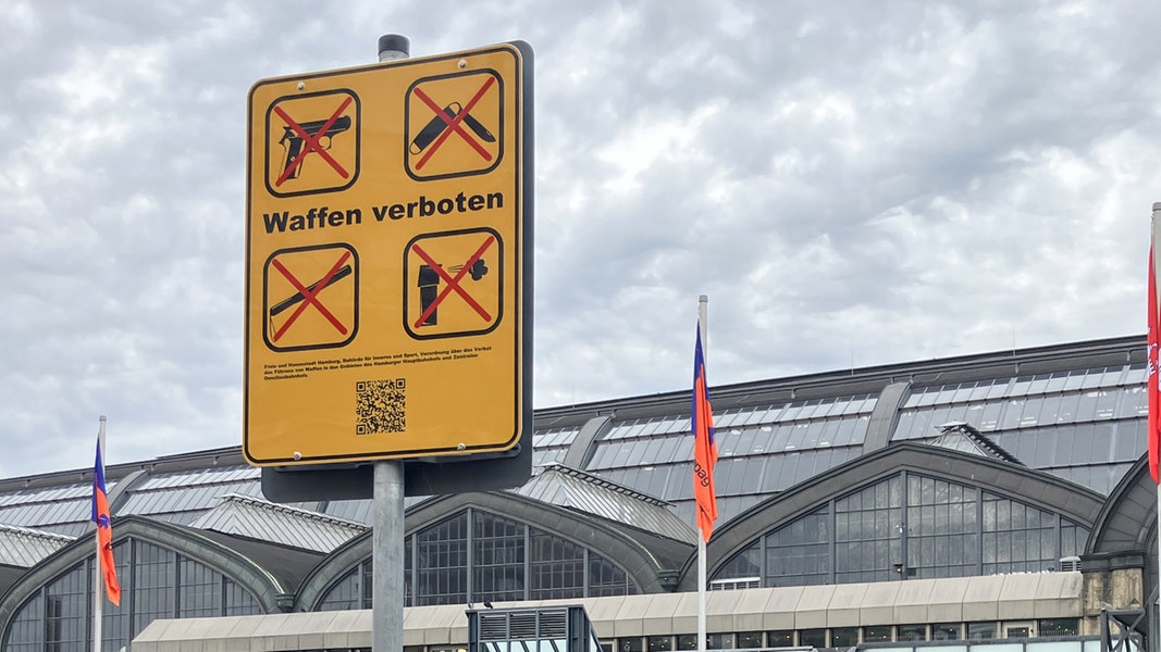 Ein erstes Hinweisschild zum Waffenverbot steht am Hamburger Hauptbahnhof.